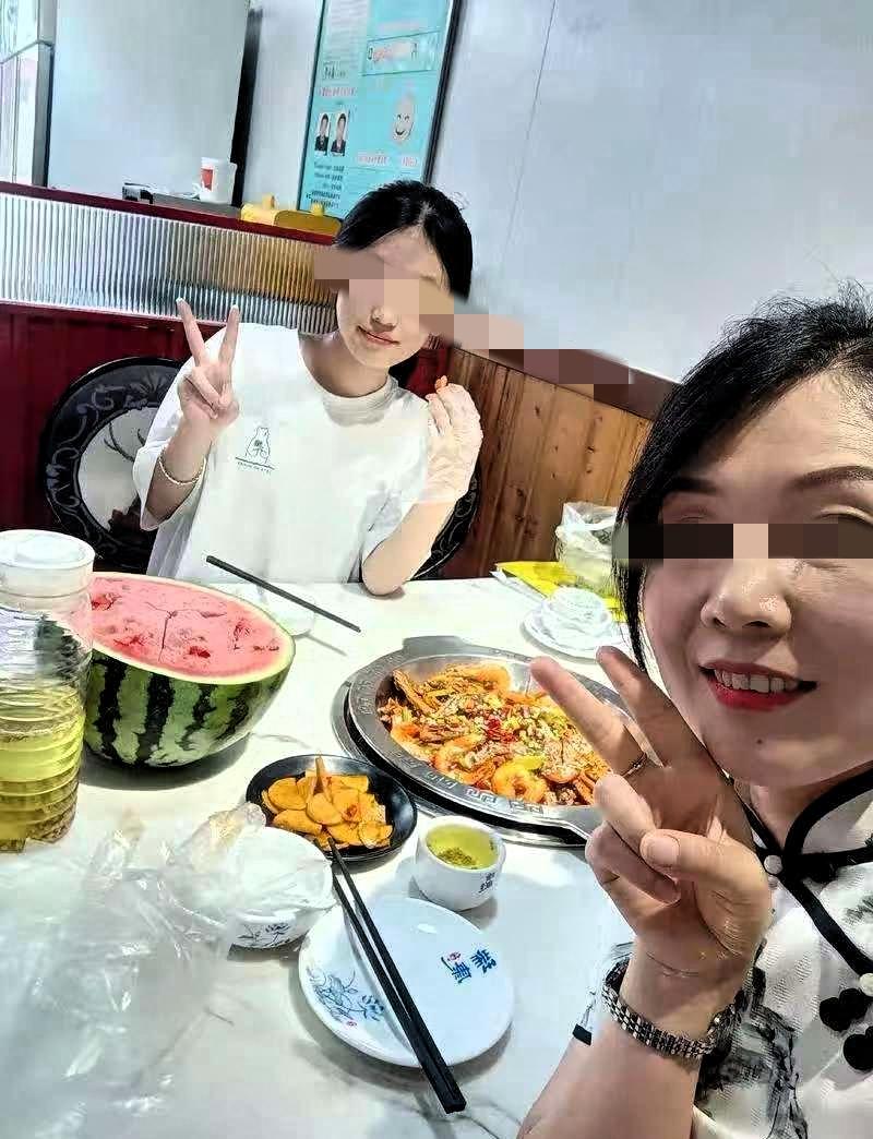 湖南株洲一名四十六岁女性，为女儿高三放弃八年工厂稳定工作，在外租房全年贴身陪读。
