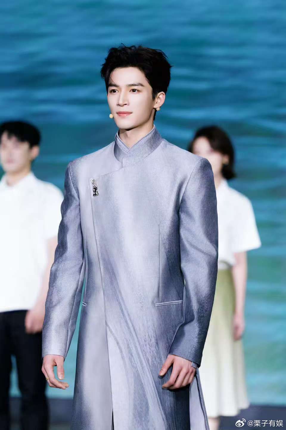王星越新中式长袍王星越将诗歌揉碎成星群王星越将诗歌揉碎成星群，新中式长袍气质拉满