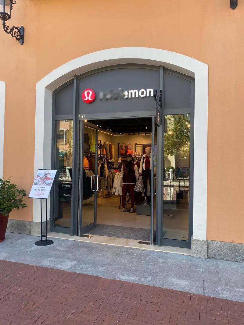 运动品牌lululemon宣布任职7年的CEO Calvin McDonald将