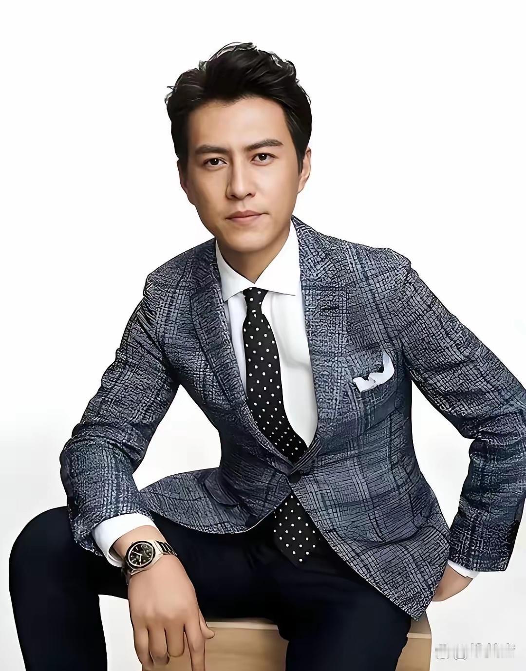 靳东的婚姻稳如泰山，可不是因为财产问题，而是他老婆李佳太牛。26岁时，李佳就凭借