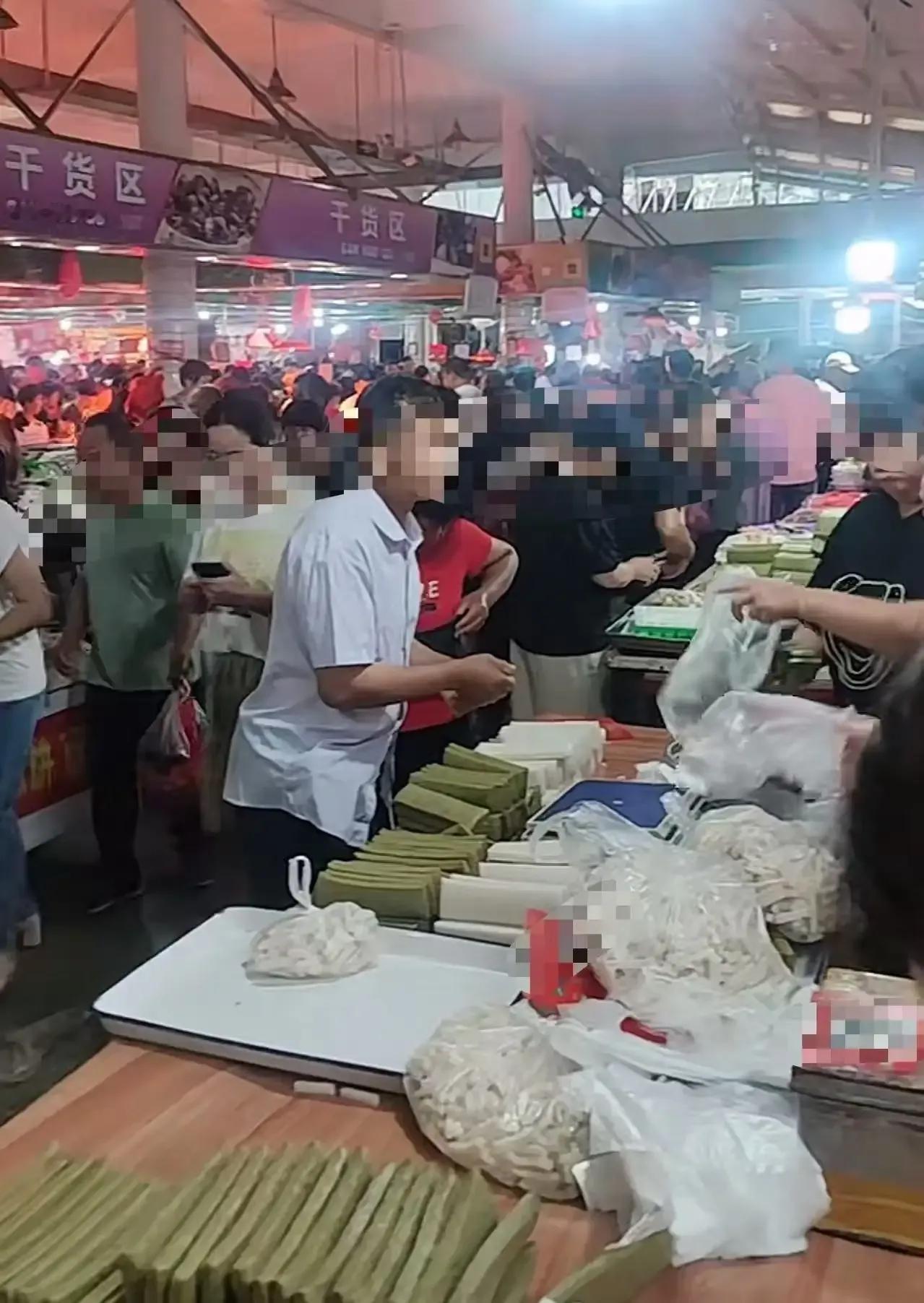 “风向真的变了！”中秋、十一出门旅游的人少了，反而菜市场人挤人——大家开始热衷于