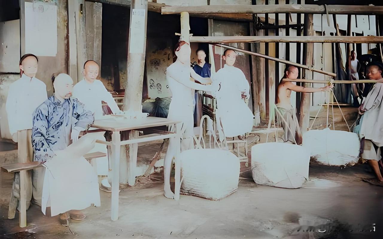 民国时期自贡盐仓的管理呈现出*"官督商办"的双重特征。盐务稽核所作为中央派驻机构
