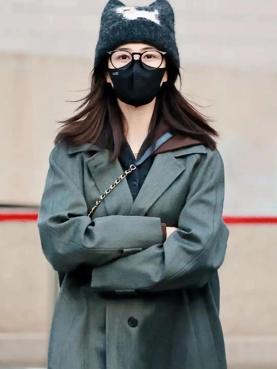 白鹿以灵动俏皮的“小灰猫”造型亮相2026年央视马年春晚彩排，深灰色大衣与毛绒小