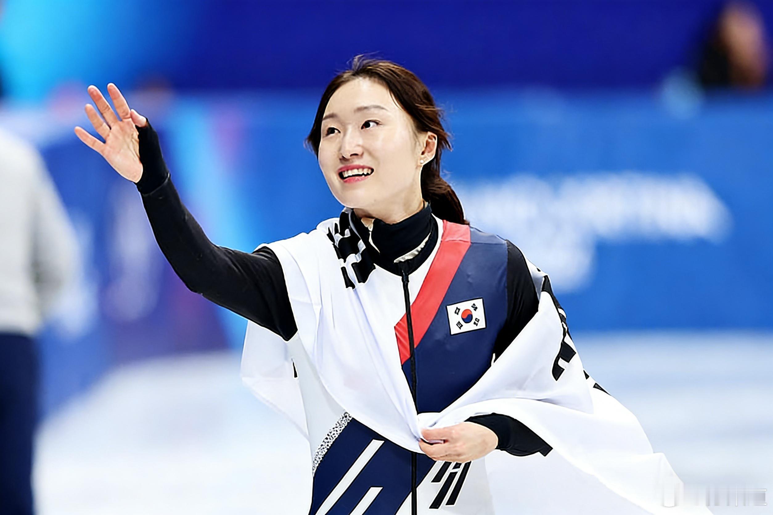 崔敏静确认不再征战冬奥会短道速滑对于是否彻底结束运动员生涯的问题，崔敏静表示：“