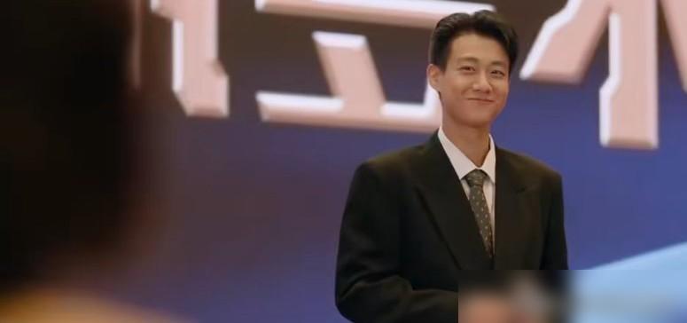 刚追谭松韵领衔的《我的山与海》，被高至霆演的高翔圈粉了。
别以为他只是个夜校副