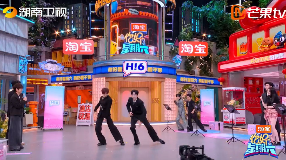 刘宇宁丁程鑫下腰抱你好星期六 瞧！刘宇宁丁程鑫双人舞默契无敌，节奏如激昂乐章，结