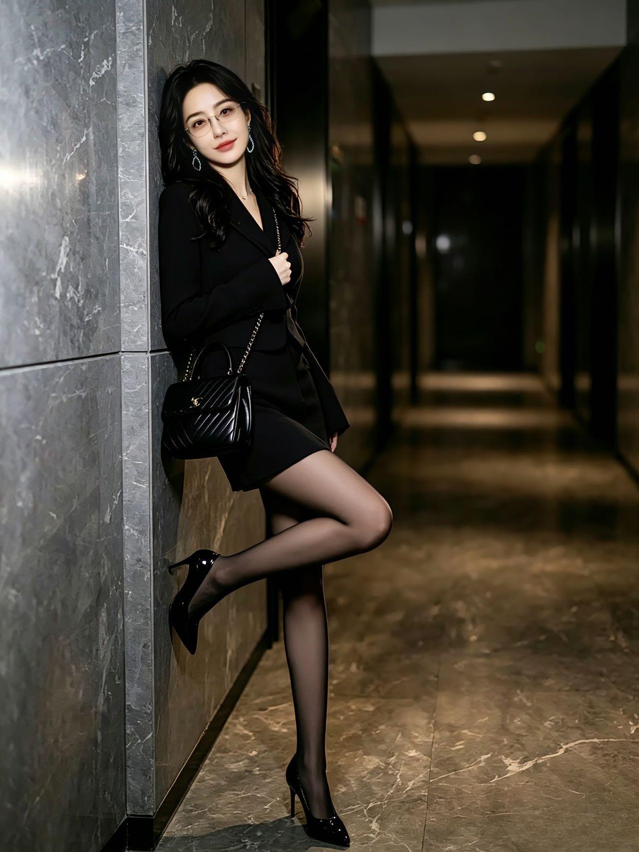 走廊封神！黑丝御姐的“纯欲天花板”，这谁顶得住看看气质女神的穿着搭配吧高清美女