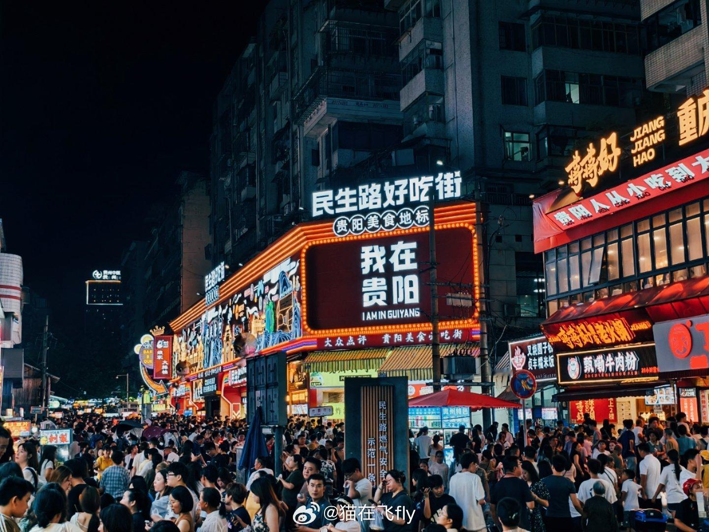 找了家店理发总怕挨宰还好虚惊一场感受下拥挤的人潮 ​​​