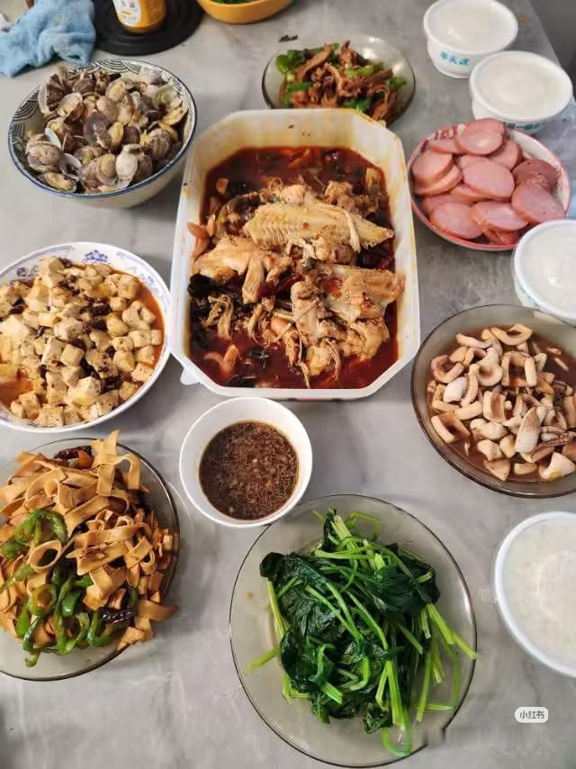 今日周末，做几个菜解解馋：
酸菜鱼一盘
顿豆腐一盘
炒油鱿一盘
火腿肠一盘
波菜