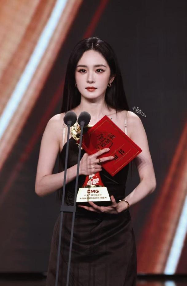 杨幂孙俪获得CMG年度女演员！
杨幂凭借《生万物》拿下中国电视剧年度盛典年度女演