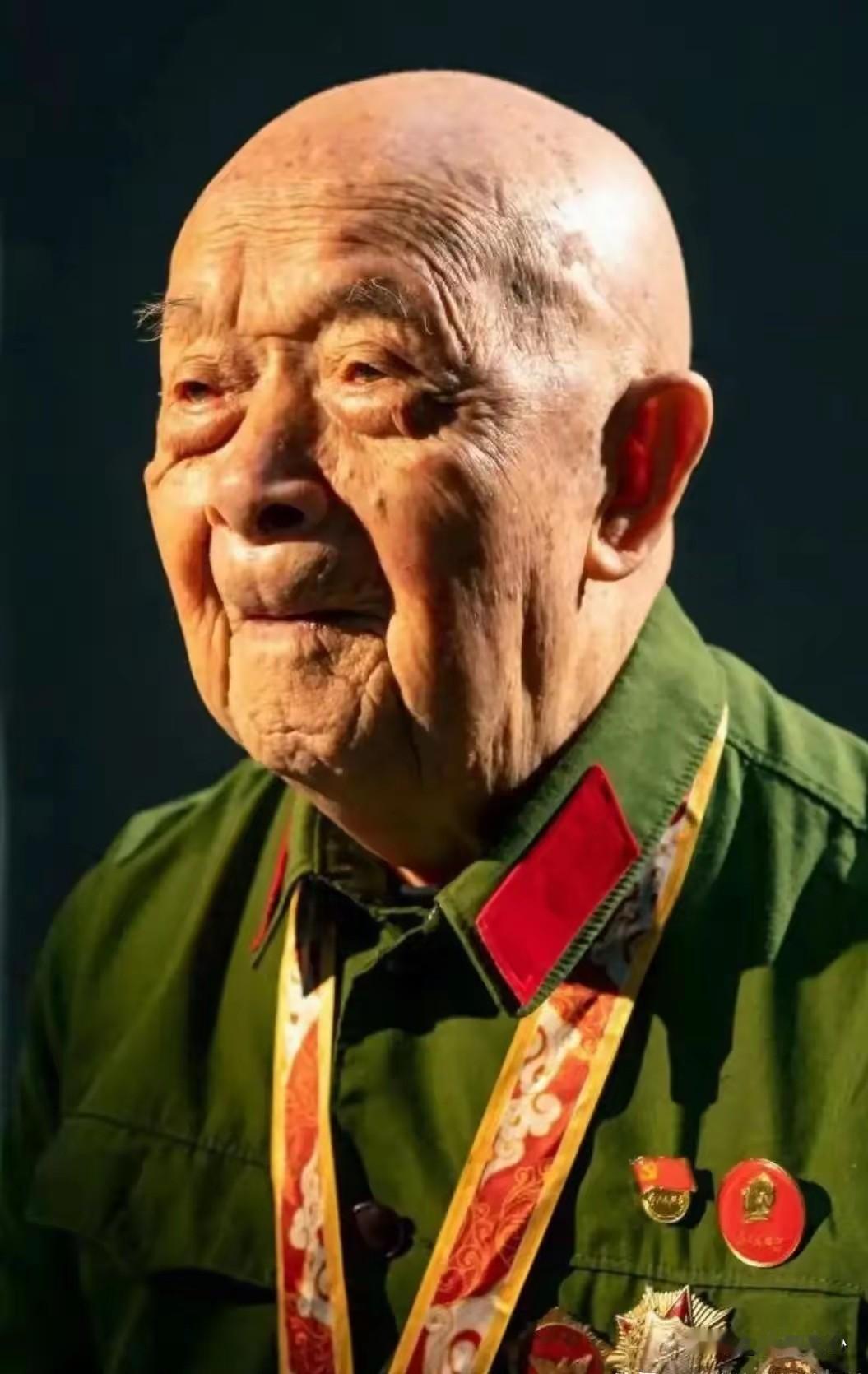 档案里翻出一张旧喜报，尘封36年的上甘岭英雄才浮出水面
 
1988年，重庆一个