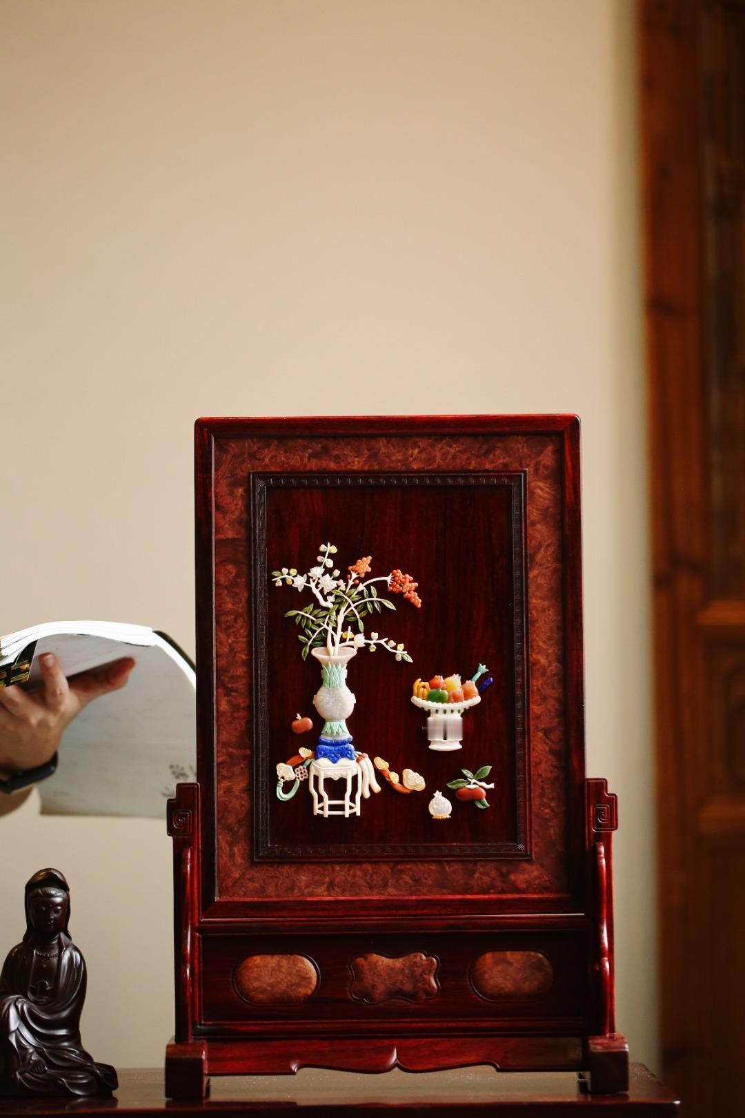 小叶紫檀×百宝嵌 | 清供图 插屏小叶紫檀攒框镶缅花瘤疤屏心百宝嵌清供图，配色典