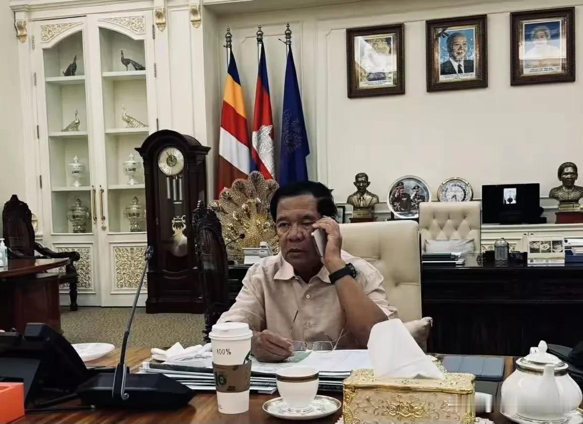 洪森亲王还很时尚，喜欢喝星巴克的咖啡。难道他也点外卖吗？
虽然洪森亲王月薪才20