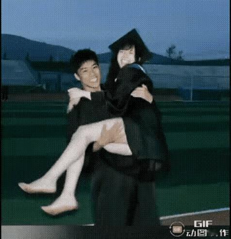 这是百年一遇的绝世大长腿，而且还很白，白得发亮！这小子是几辈子修来的福气啊，真是