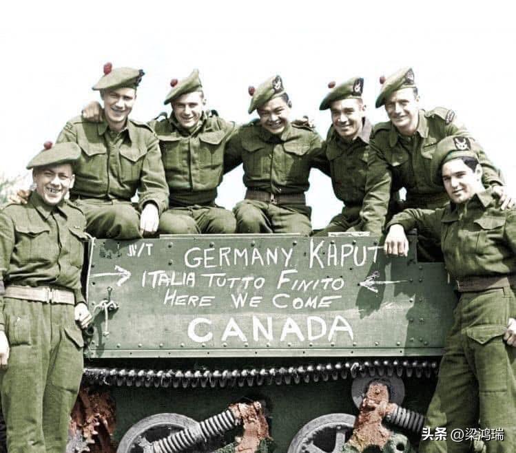 这张照片记录了第二次世界大战结束时的历史瞬间。照片中的士兵是加拿大西福斯高地团（