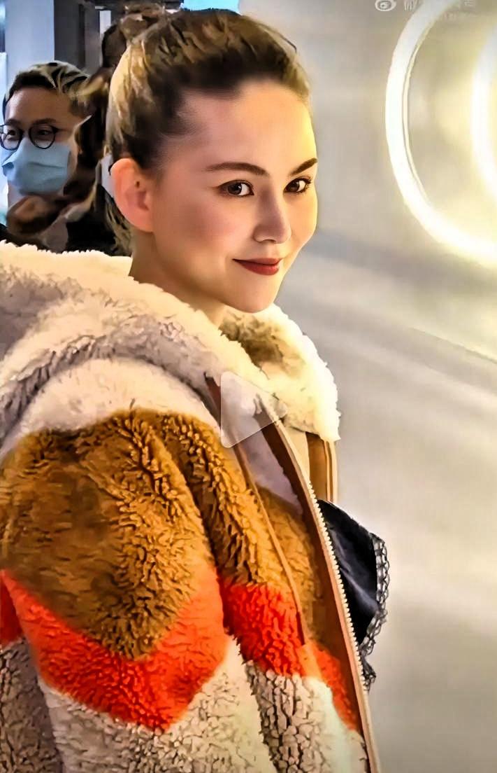 周杰伦把昆凌藏了4年才公开，当时所有人都觉得这姑娘“高攀”了。

现在回头看，人