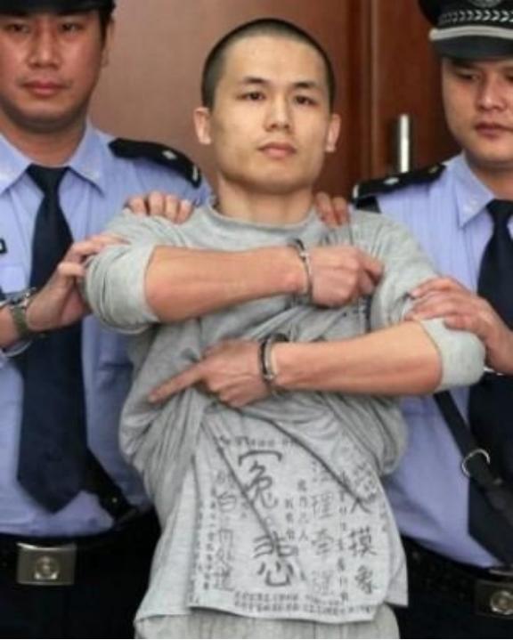 2013年，李才坤被判死刑时，他手上还戴着手铐，面对媒体记者，使劲掀起外层囚衣，