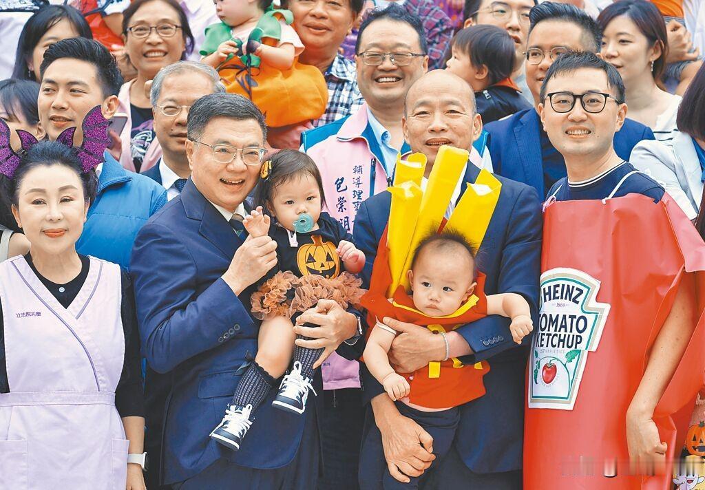 韩国瑜抱“薯条萌娃”身份曝光！他自爆：是我儿子

为庆祝某节，台立院附设托婴中心