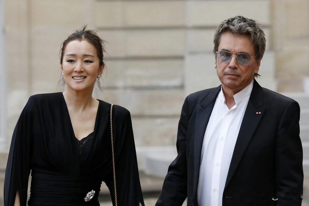 还得是巩皇！这状态看上去哪里是58岁的人呢？
巩俐和老公让·米歇尔·雅尔毫无意外