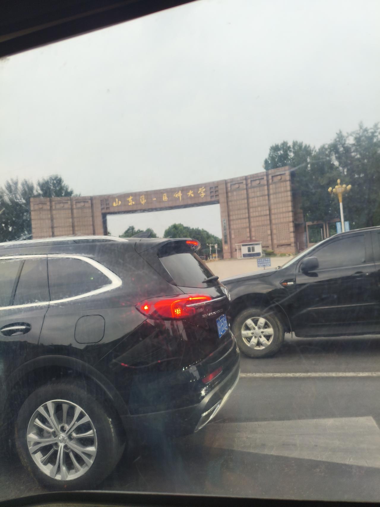友出上联：清词藏雅景，
    对下联：佳联隐趣事。
友出上联：竹含风骨千秋翠，