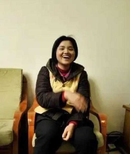 2011年，云南的“土皇后”杨菊芬得知自己即将执行死刑。她戴着脚镣，穿着囚服，却
