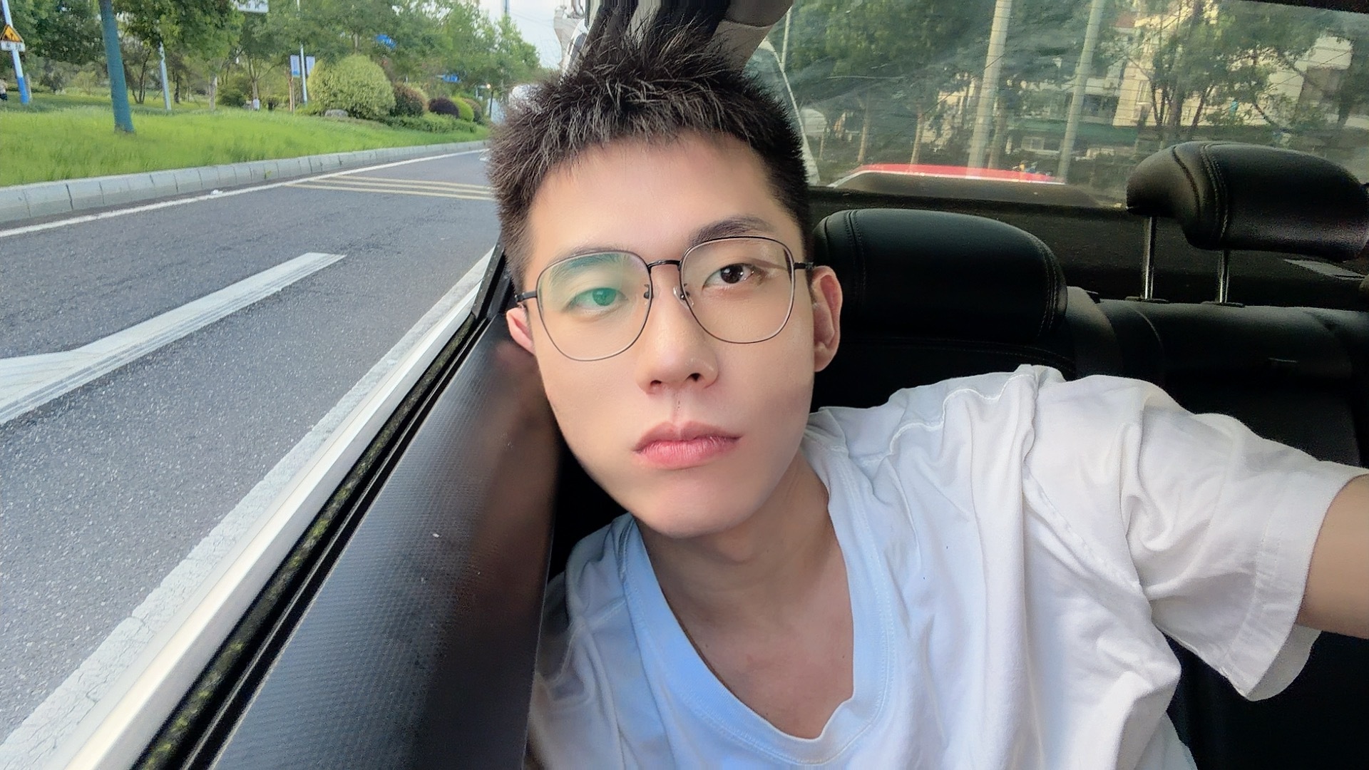 不觉得配个音乐 爱错 很有感觉吗像那种故事的男主角