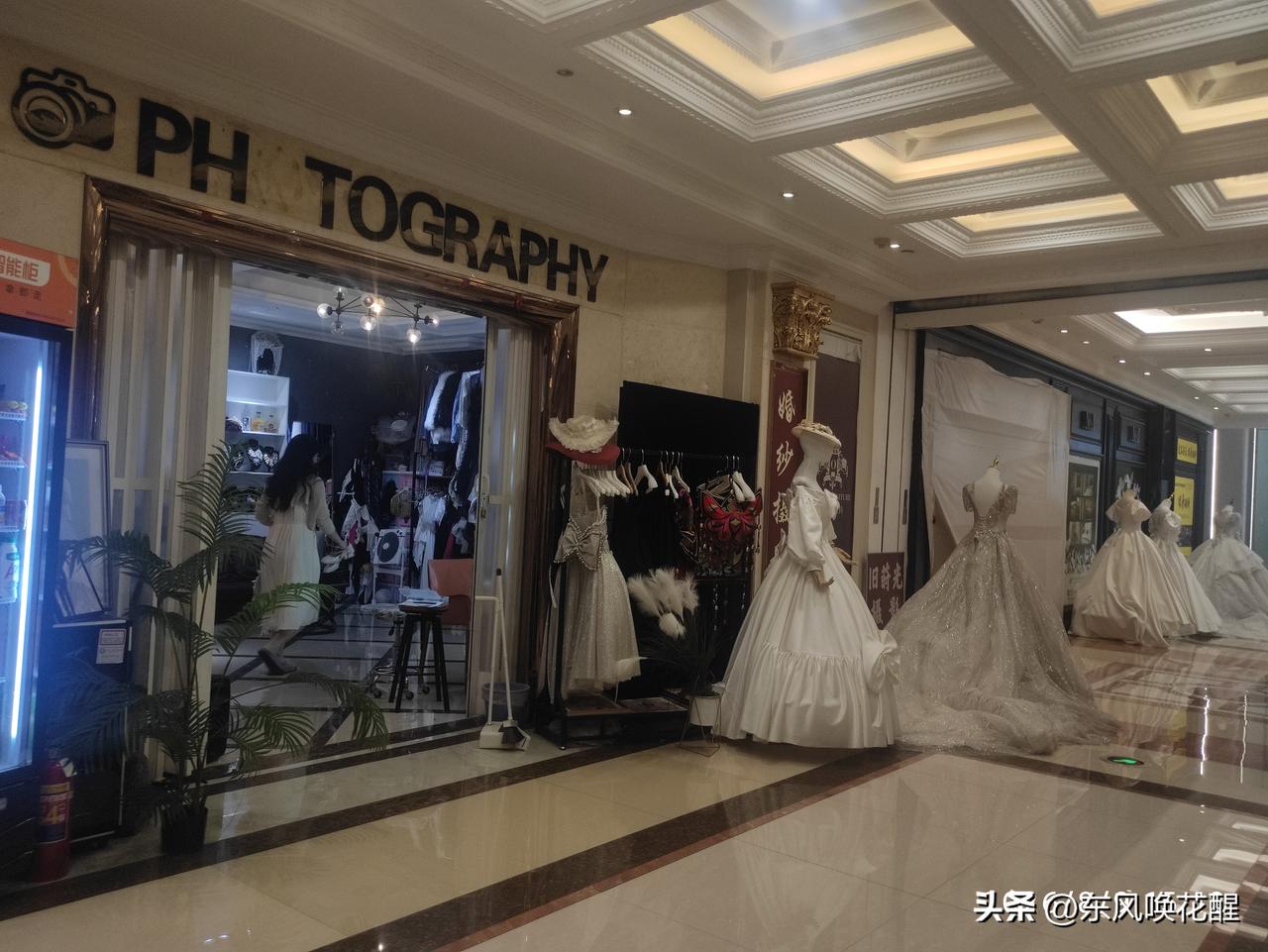 第一次进红星美凯龙店，这是河东店。商场挺大的楼层也多，店内装饰的真漂亮，顶部看着