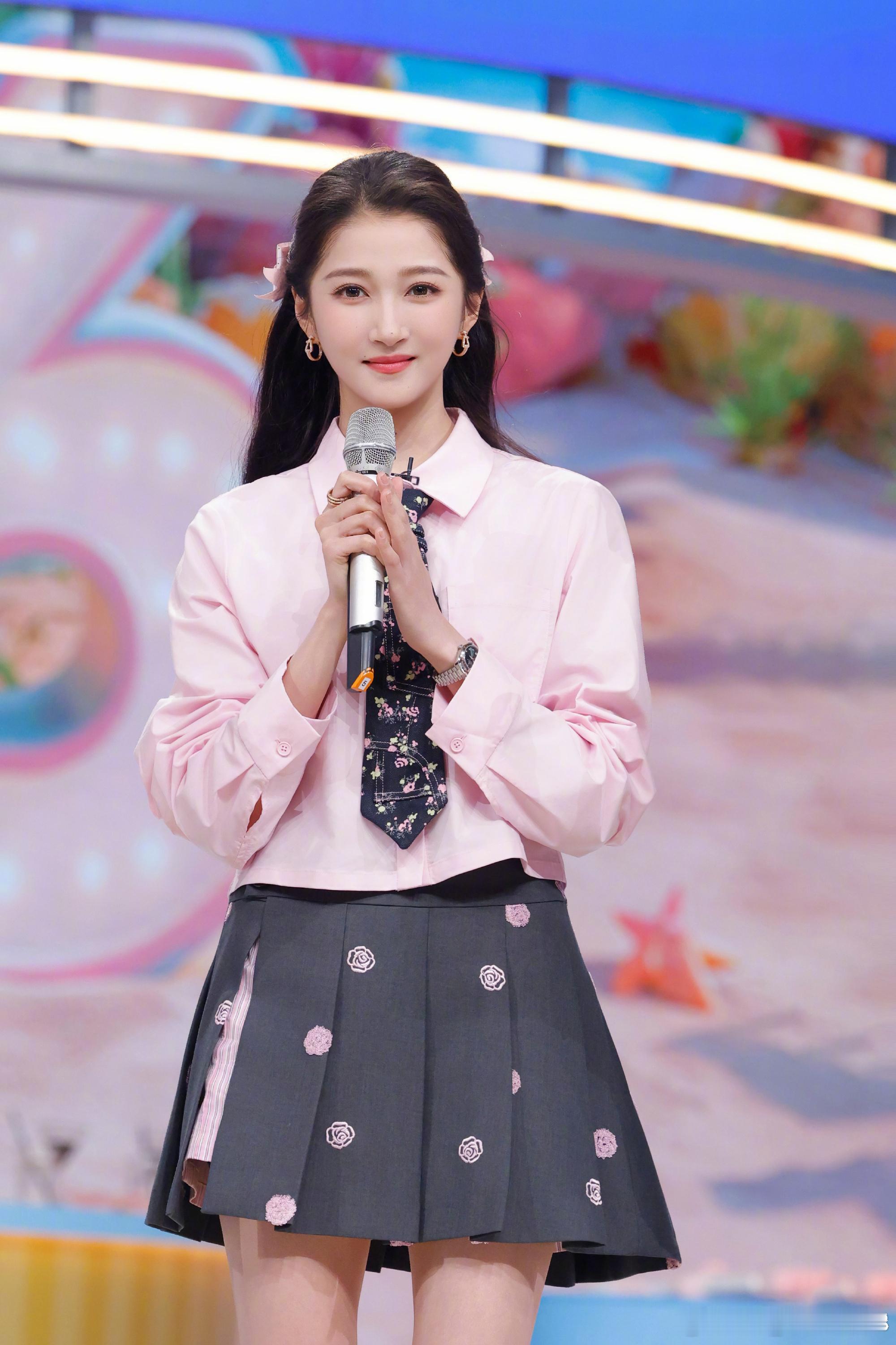 关晓彤 🍦任敏和关晓彤说一个人去了南极🍦 李昀锐一把就把关晓彤抱起来了🍦 