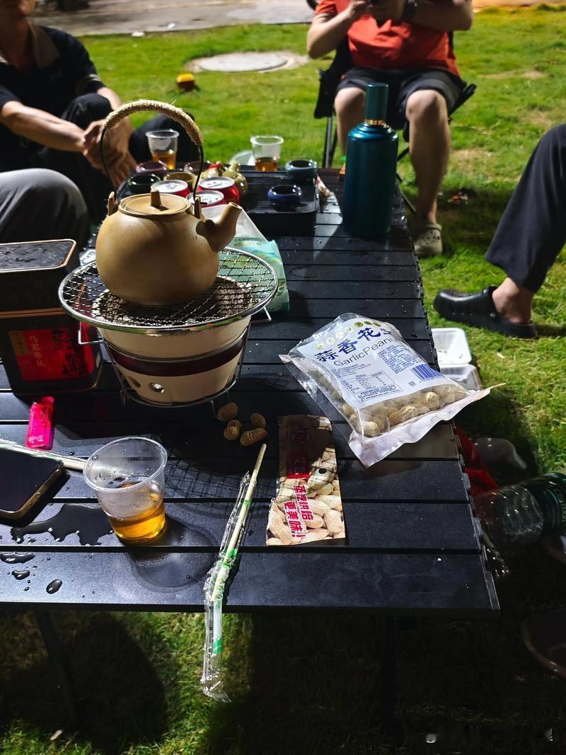 上联：老酒一壶温故事，
下联：新茶几杯议打算。