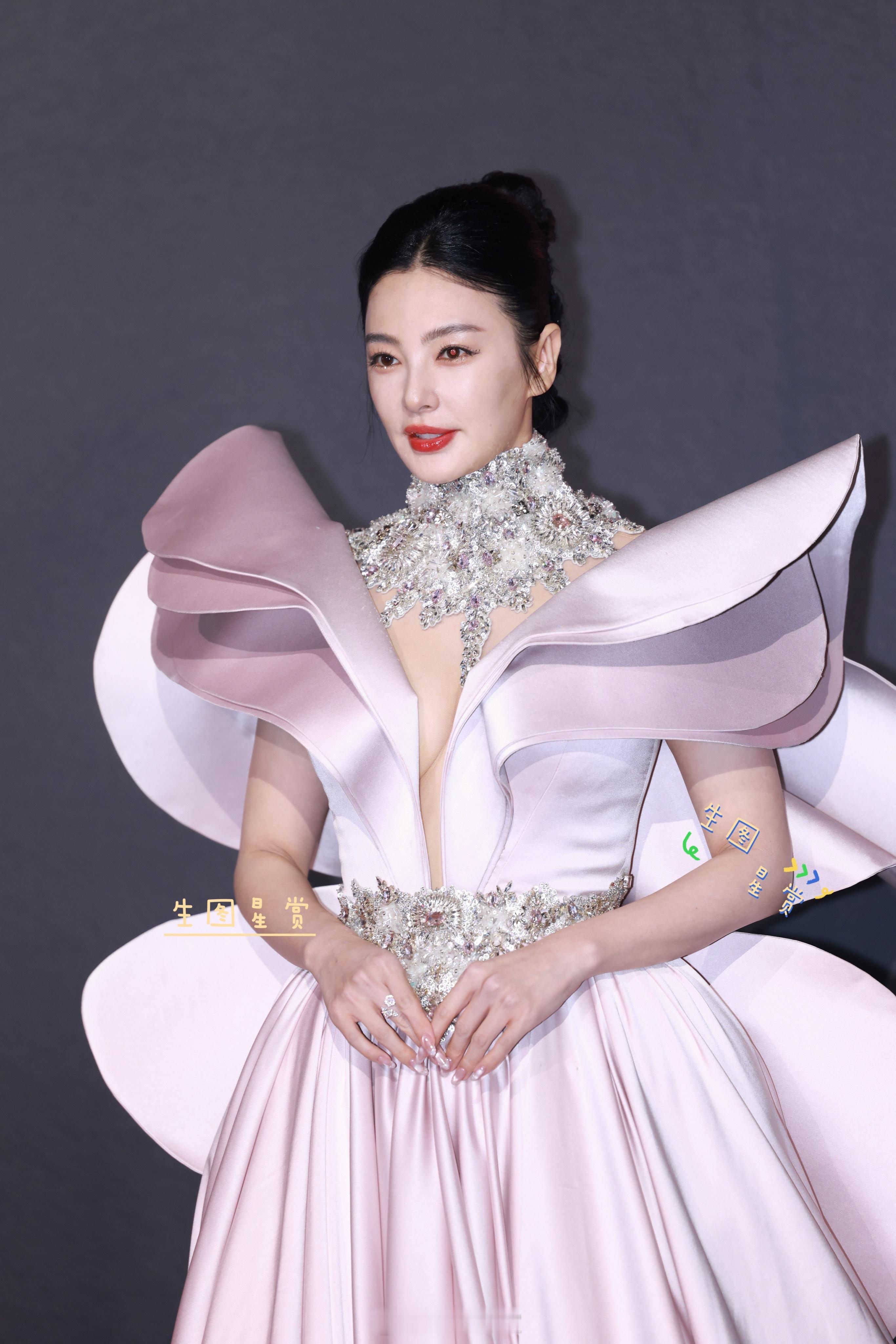 张雨绮W盛典生图继续掉落，红毯女王霸气侧漏[期待][相爱]w年度光影盛典张雨绮[