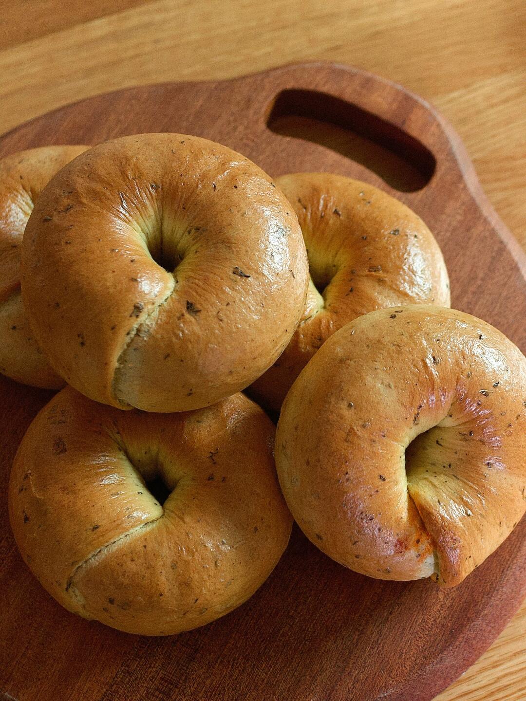 辣咖喱罗勒肉松贝果🥯香料风味十足的面包