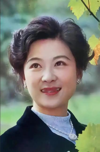 她现在76岁了，她丈夫王群离世已有好长时间了，在这场变故中，王骁成了母亲最坚实的