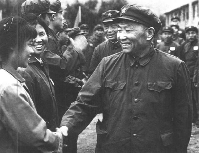 1979年刘志坚在云南接见对越自卫反击作战的英模代表