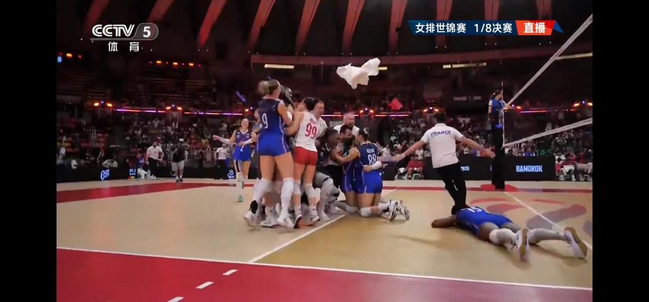 在刚刚结束的一场女排世锦赛1/8决赛中，中国女排以1：3负于世界排名远低于自己的