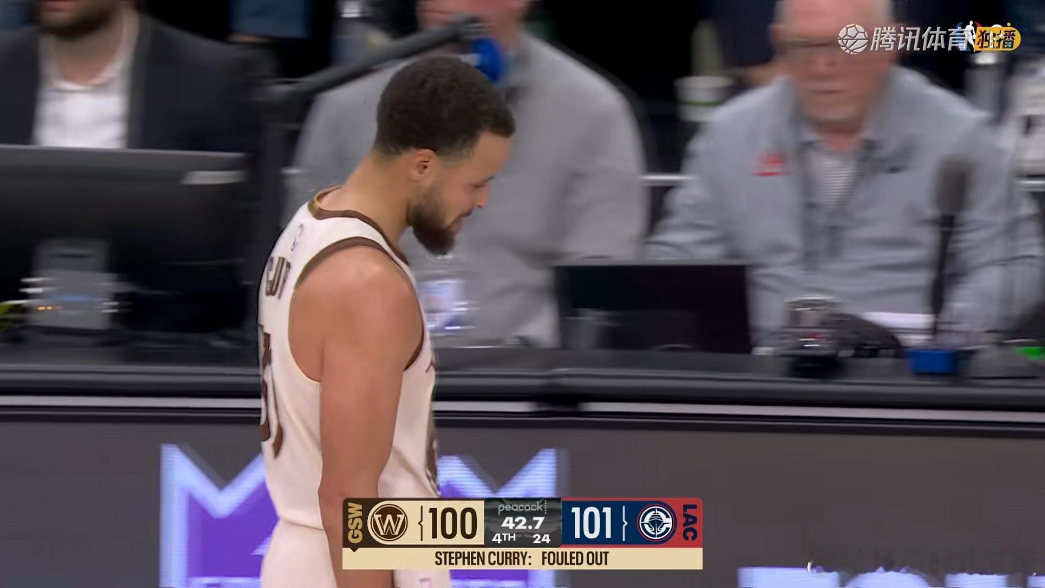 刚刚命中三分！库里抢篮板球对邓恩犯规，六犯毕业 