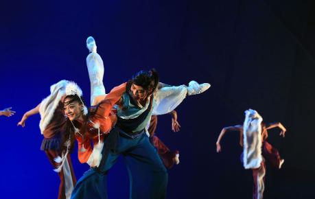 每年2000个艺考生挤破头的“亚洲演艺天花板”，到底值不值得报？
这两天很多高三