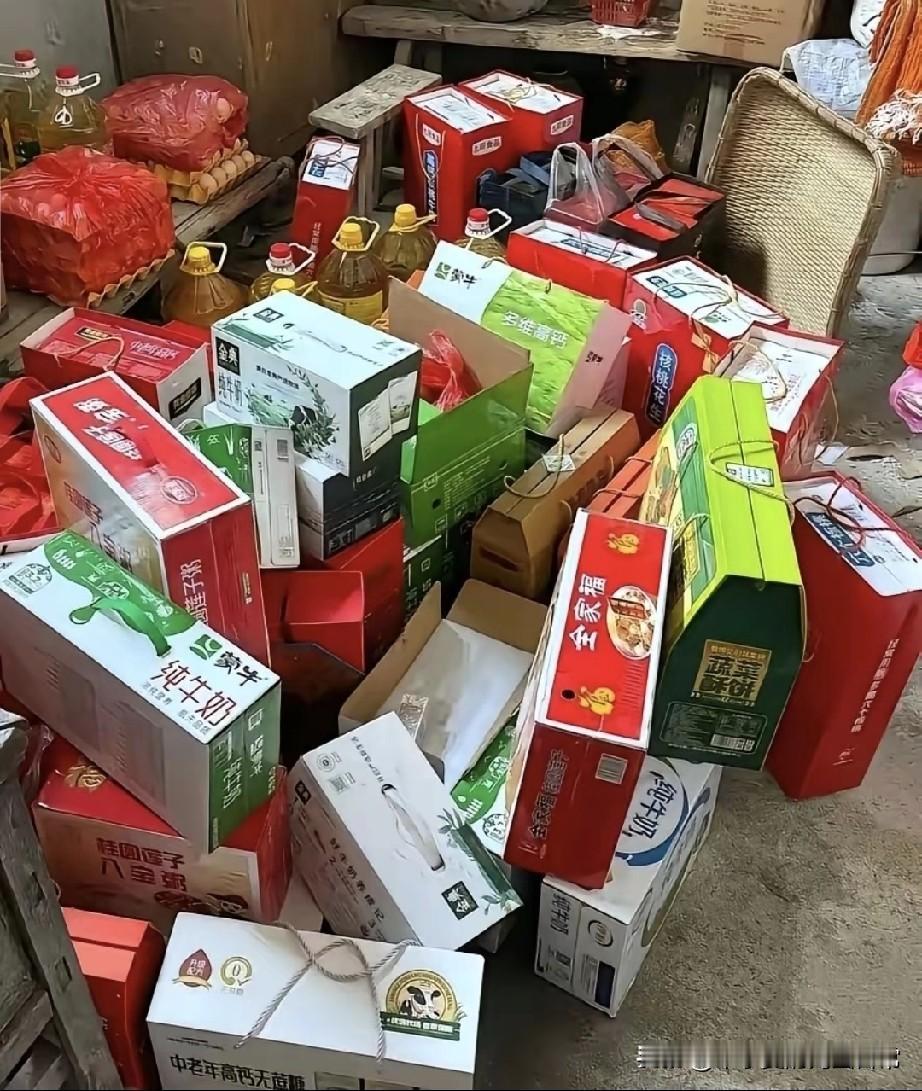 年已经过了，但是这一堆东西怎么办
 
年过完要返城打工，看着客厅堆成小山的拜年礼