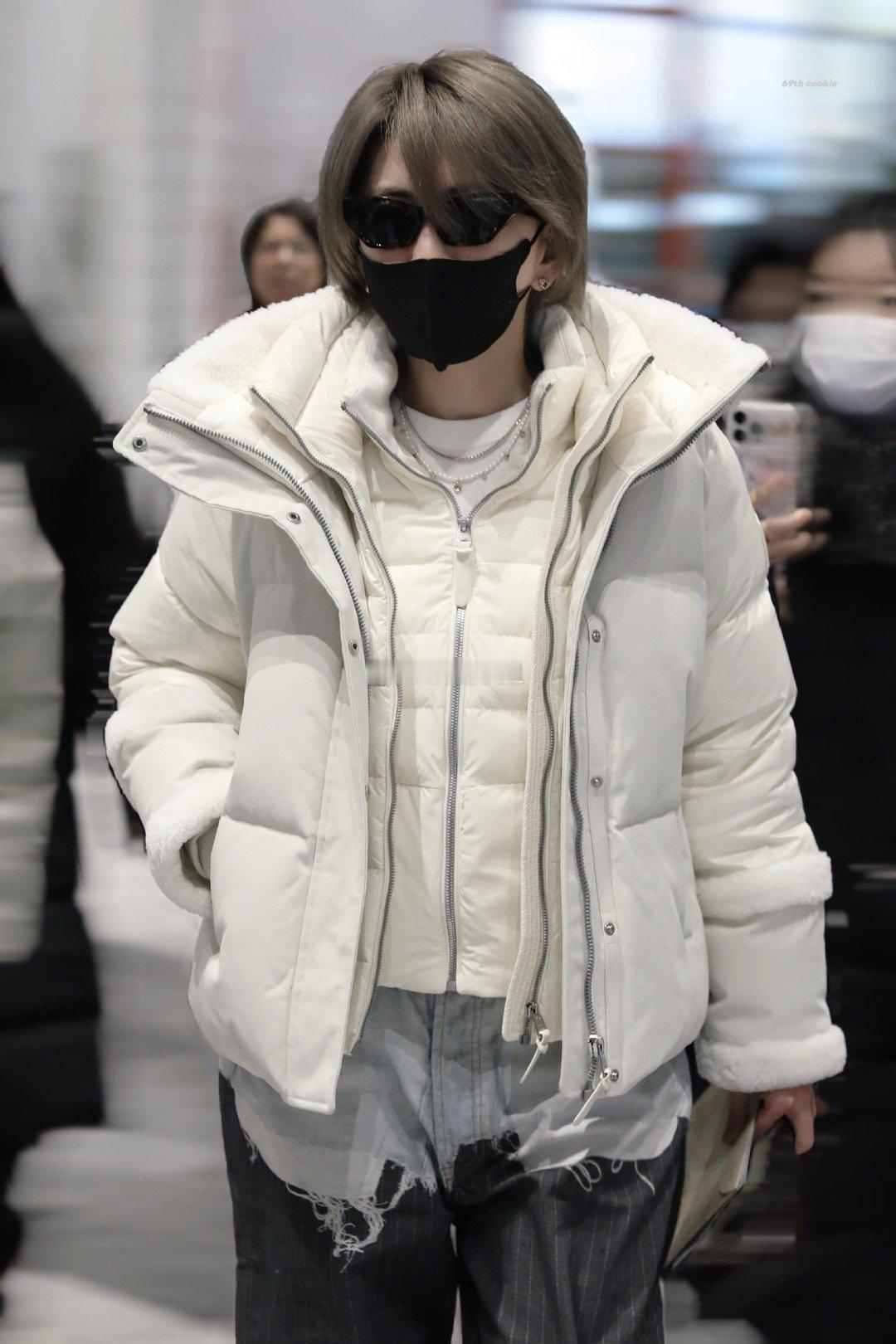 刘忻 先锋审美 刘忻出发哈尔滨晚会录制身穿acne 26早春系列牛仔裤精致的粗砺