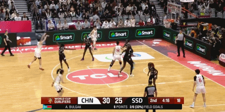 首节比赛，罗欣棫连中两记三分球帮助中国女篮打出梦幻开局，而南苏丹女篮凭借加克登的