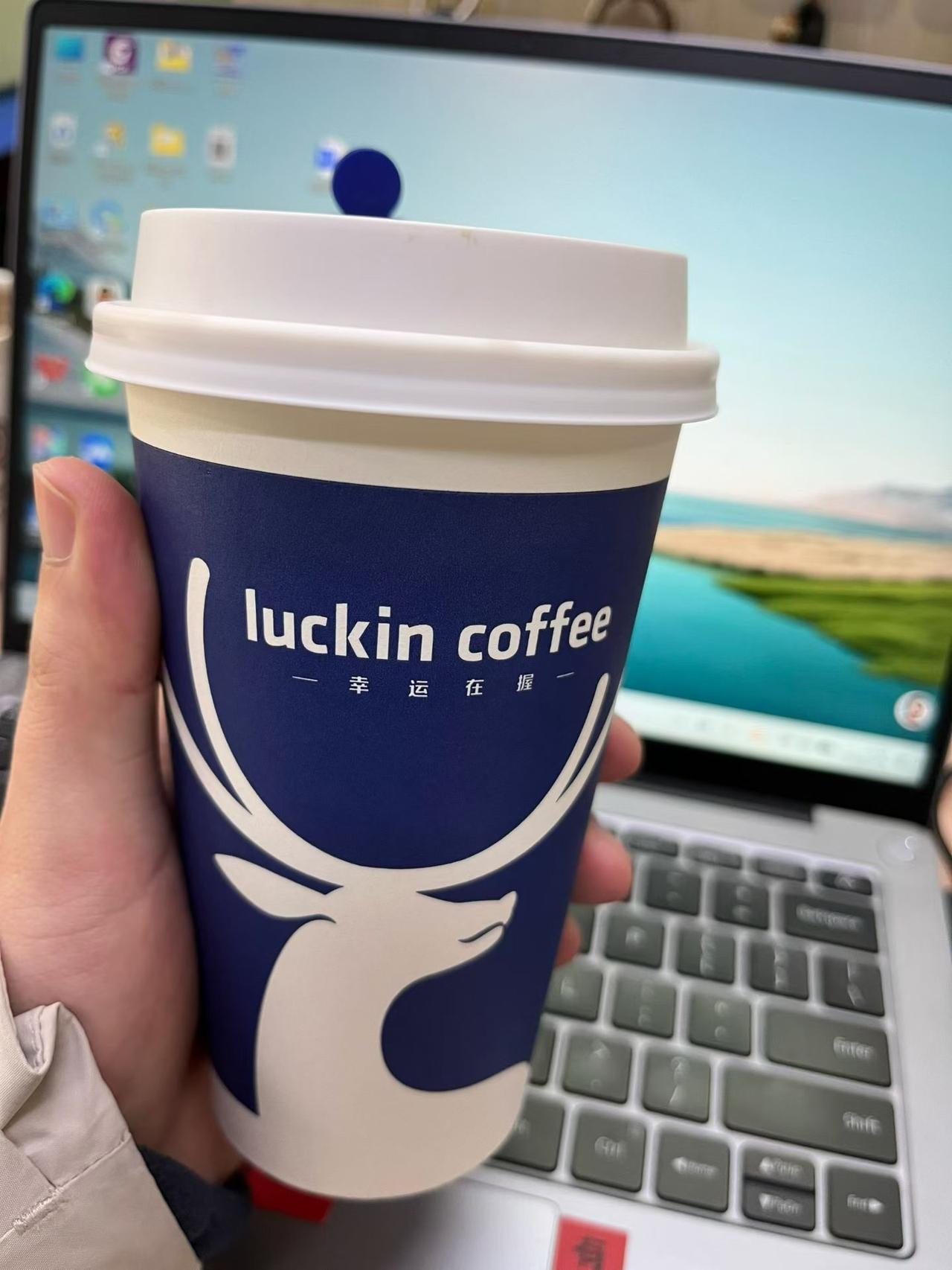 昨天上班的时候同事们每人点了杯咖啡，恰逢老板过来巡视，只见老板满脸笑脸，应该是被