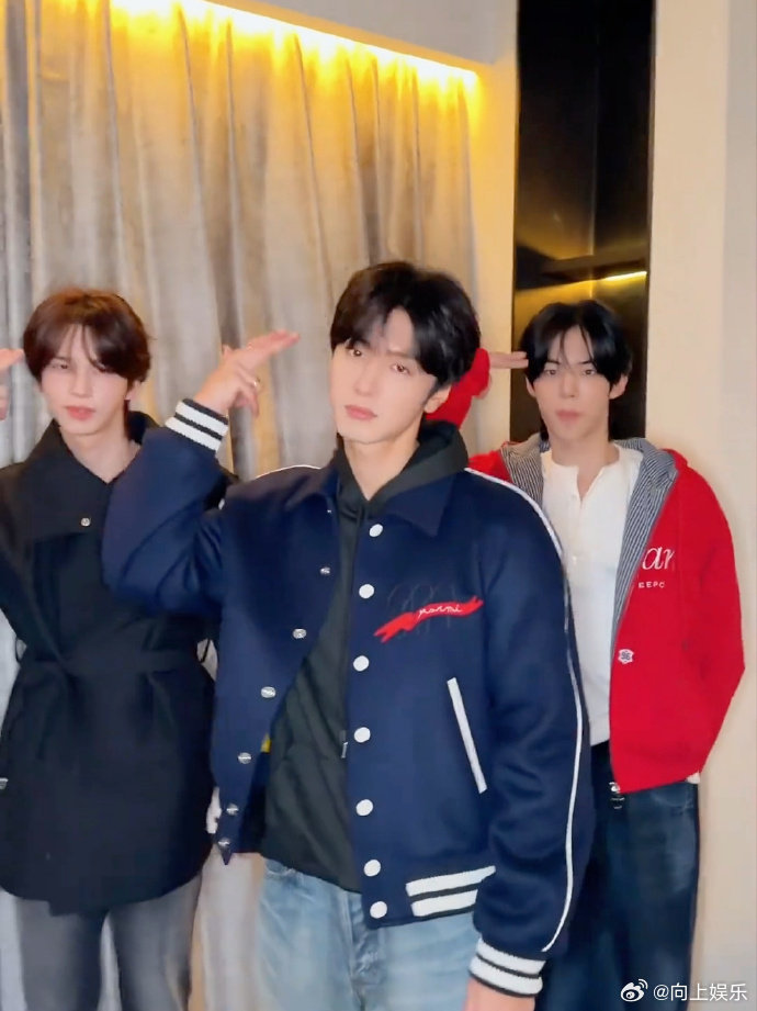 陈哲远勇闯idol圈陈哲远神奇的朋友圈 陈哲远勇闯idol圈，陈哲远跟申惟金道勋