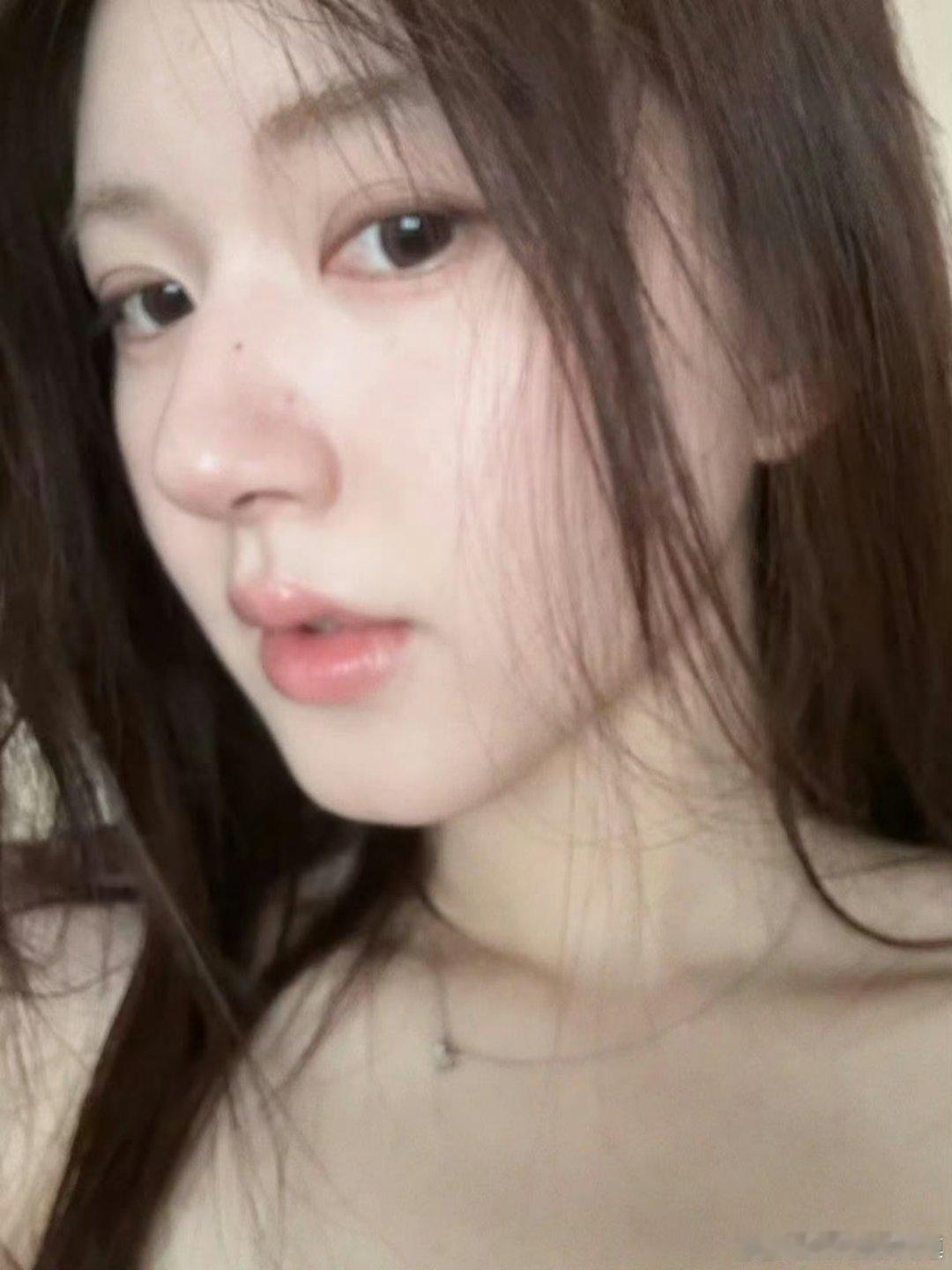 #赵露思素颜近照#赵露思的素颜简直能打满分，皮肤好到不行，透亮又细腻。她的美不是