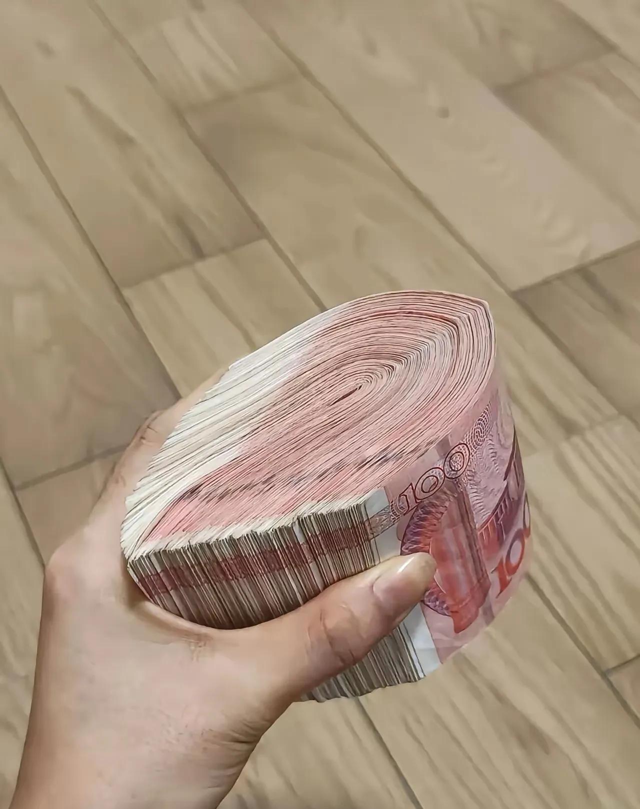 从小的理念就是赚10块，花两块存八块。赚钱比花钱要快乐很多，没有购物欲，花钱心就