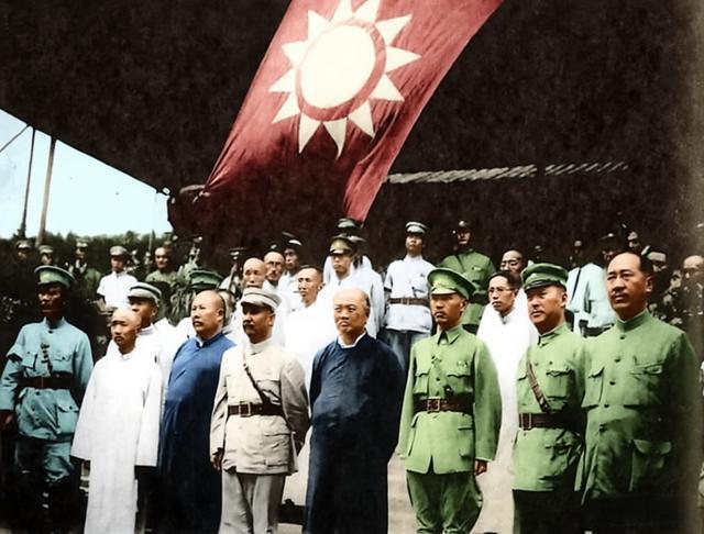 1928年7月6日，北京西山碧云寺，松柏肃穆。国民党领袖齐聚孙中山灵柩暂厝之地，