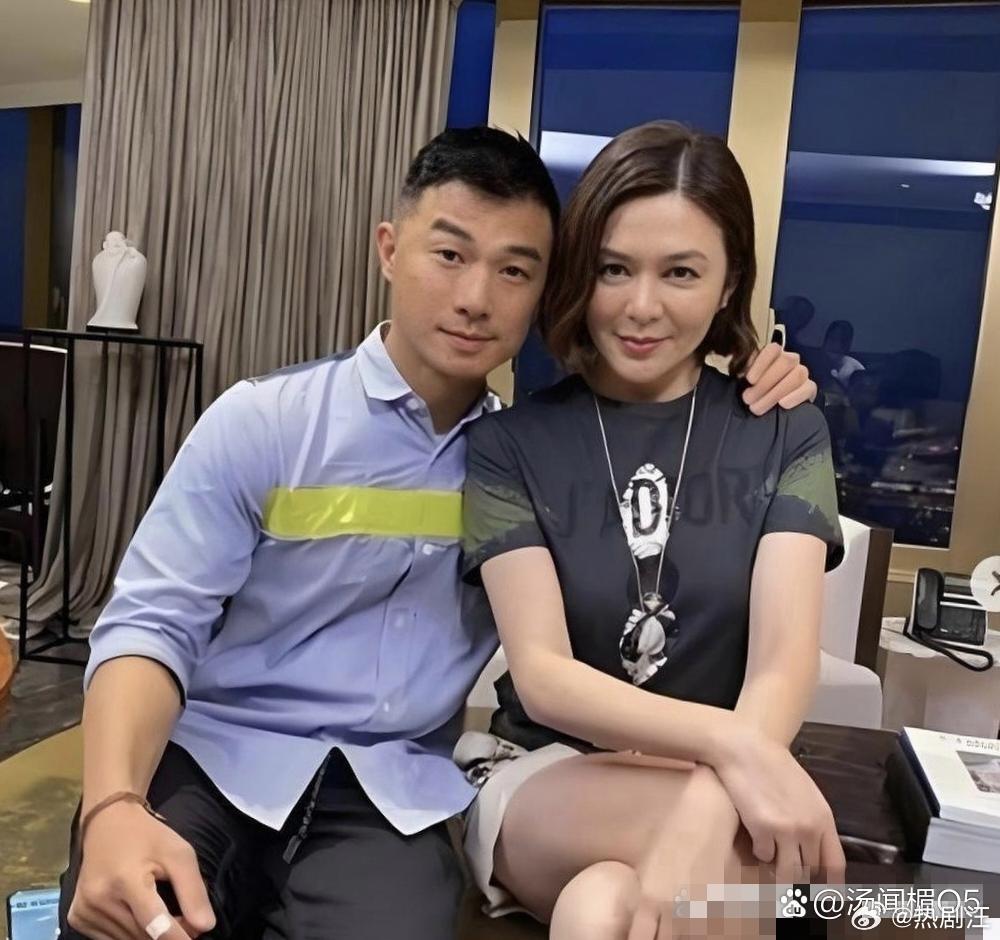 这是关之琳的模特男友，小伙子27岁，关之琳62岁，两人相差35岁。 