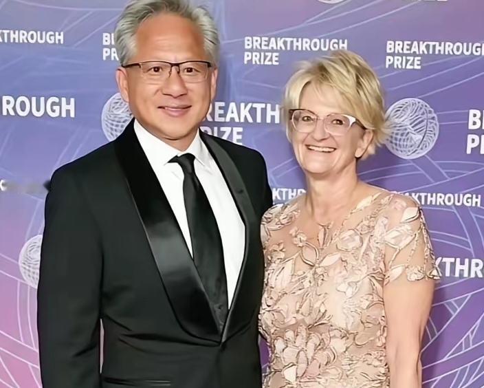 黄仁勋与妻子洛里。初恋牵手一辈子，郎才女貌佳偶天成，黄仁勋成功路上有爱妻紧相伴。