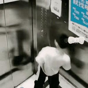 这已经不能用熊孩子来形容了，这分明就是坏，那么大的孩子了，还干这种缺德事，电梯里