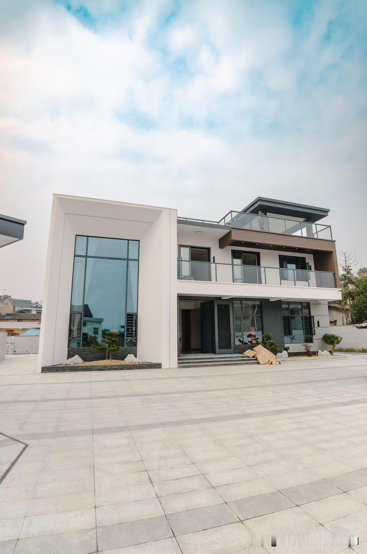 这周末回到农村老家，发现村里新建的房子一栋接着一栋，建房的朋友还挺多的。

20