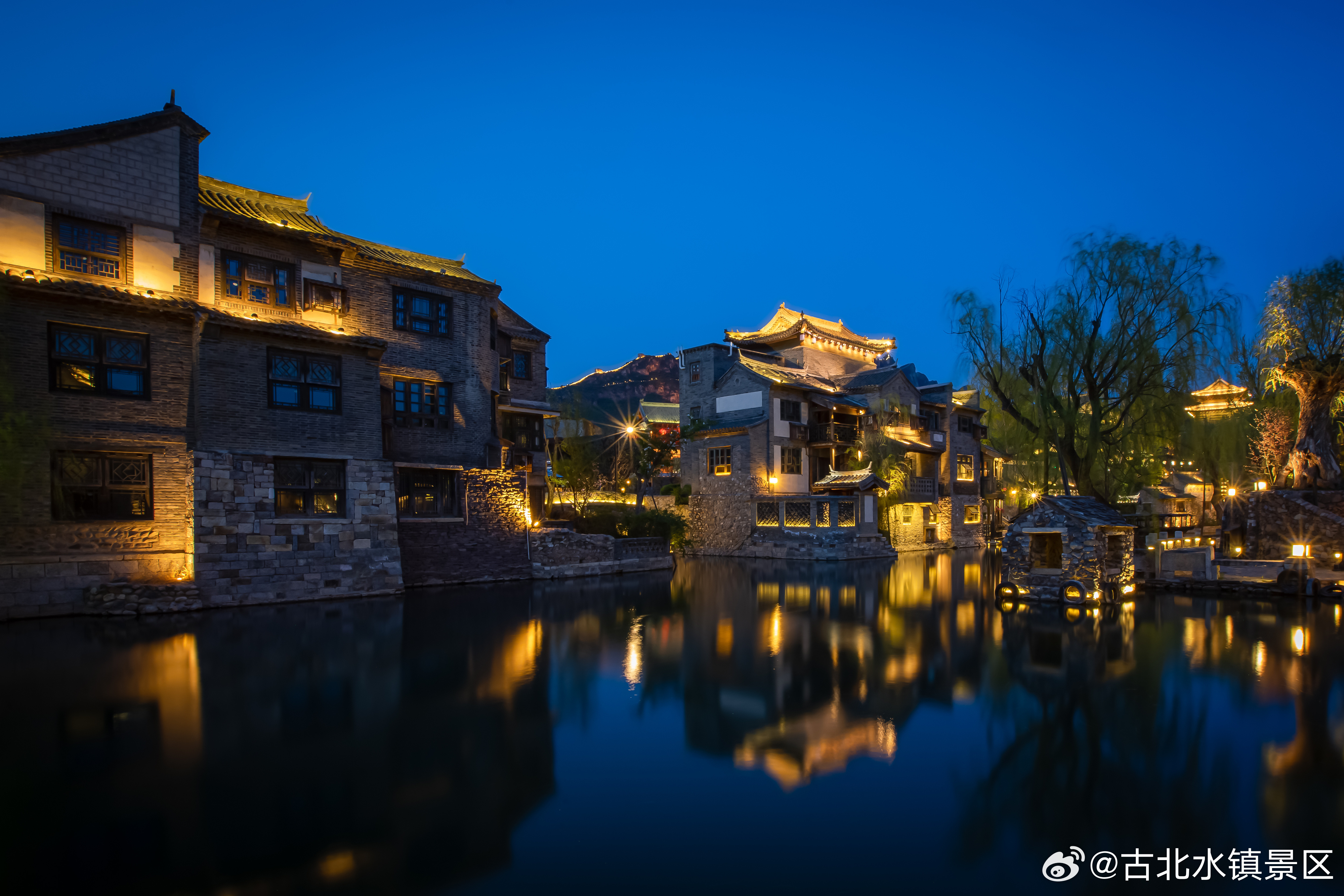 窗外是冬夜心里要留一盏灯晚安，宝子们～#古北水镇# #司马台长城# #长城下的童