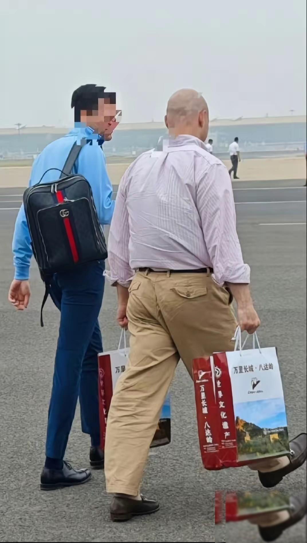 连中国盒饭都带走了！空军1号不让带，不代表其他美国人不能带。专机起飞前，特勤局高